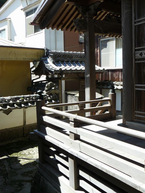 �������E����